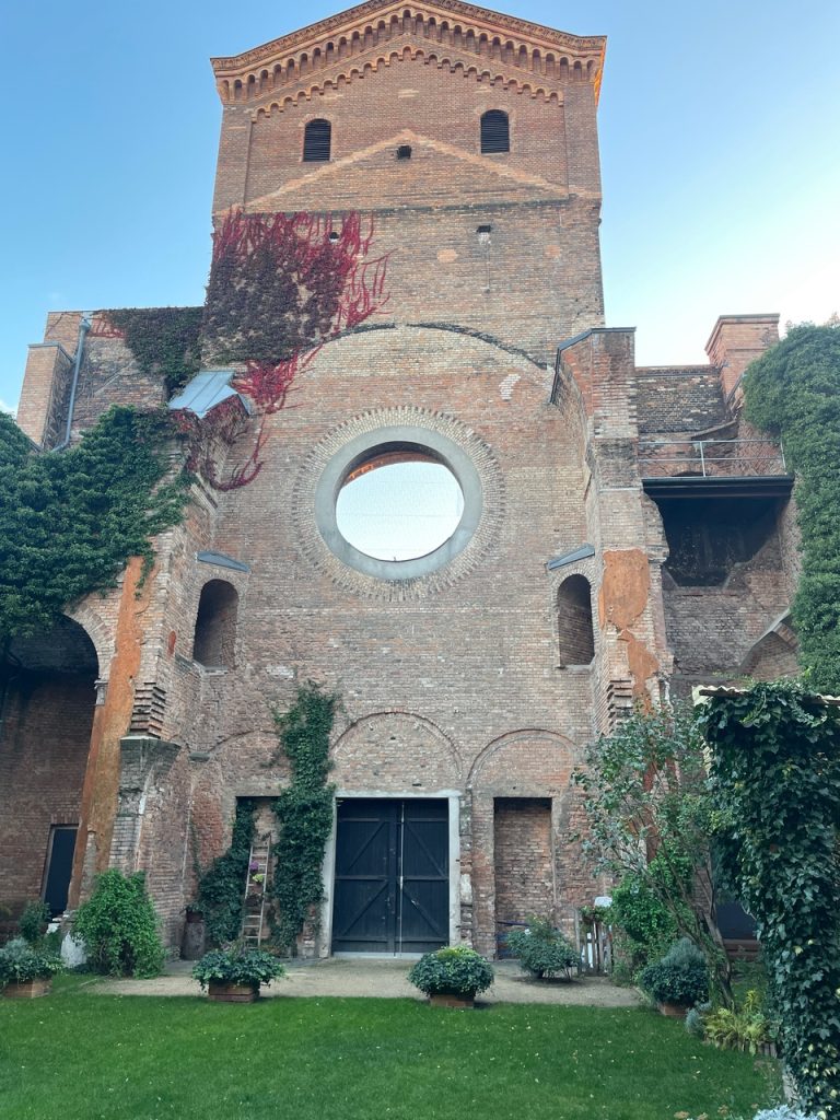 St. Michael (Mitte) Begrenzt durch der Ruine des Südportals, ist die freie Fläche ein Ruinengarten – eine ruhige Oase zum Nachdenken in der Mitte der Stadt.