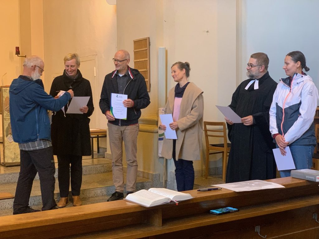 Dr. Christian Seidel dankt im Namen der Pilgerinnen und Pilger für die Unterstützung bei der Organisation des Klimapilgerwegs (von links): Astrid Hake vom Ökumenischen Netzwerk Klimagerechtigkeit, Hans-Joachim Ditz vom Ordinariat des Erzbistums, Beate Corbach vom Umweltbüro der Landeskirche (EKBO), Grzegorz Giemza und Weronika Kluza vom Polnischen Ökumenischen Rat